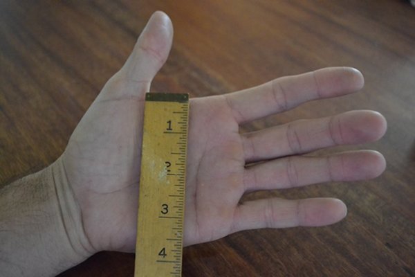 Measuring hand width to determine handle size